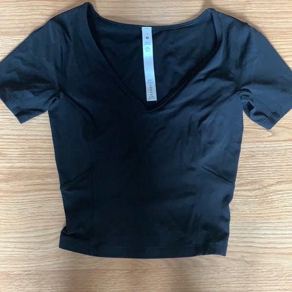 *SOLD* Lululemon nulu Cropped Shirt - Picture 5 of 5